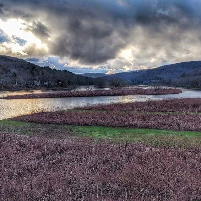 The river awaits 🏞️🌄
.
.
#delawareriver #upperdelawareriver #delawarerivervalley #backyardviews #iloveny #upstatenewyork #callicoonny