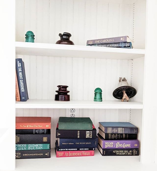 What's on your shelves? Have you been reading anything new or interesting? Do you prefer tablet or book? Tell us all of the things 😁📖 #missyou #shelfie