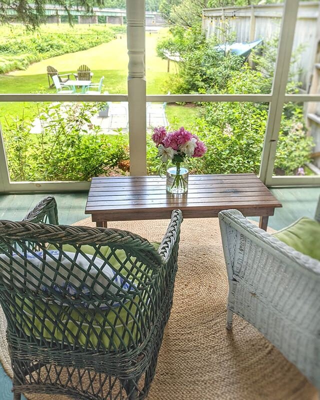 Does your work week need a change of scenery? We've got you. Book three weekday nights and get the fourth on us! Check-in Monday, check-out Friday. 
Find out more and book at www.nineriverroad.com
.
.
#workfromhotel #changeofscenery #getoutsideandplay #callicoonny #fostersupplyhospitality